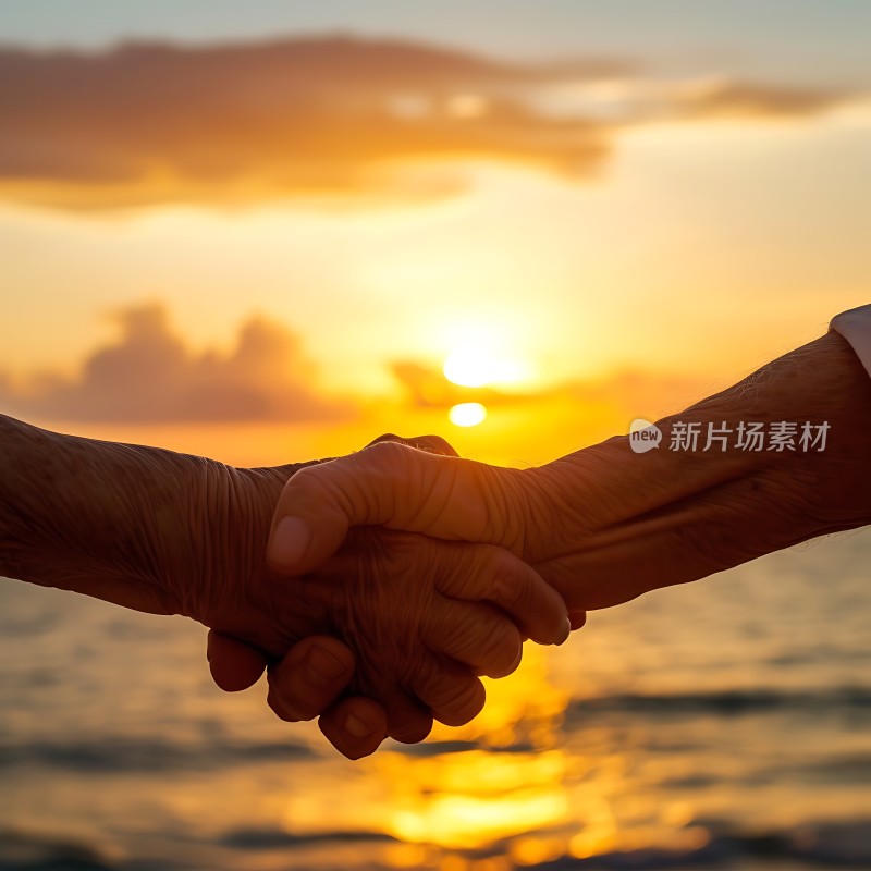 夕阳下的牵手温暖与陪伴