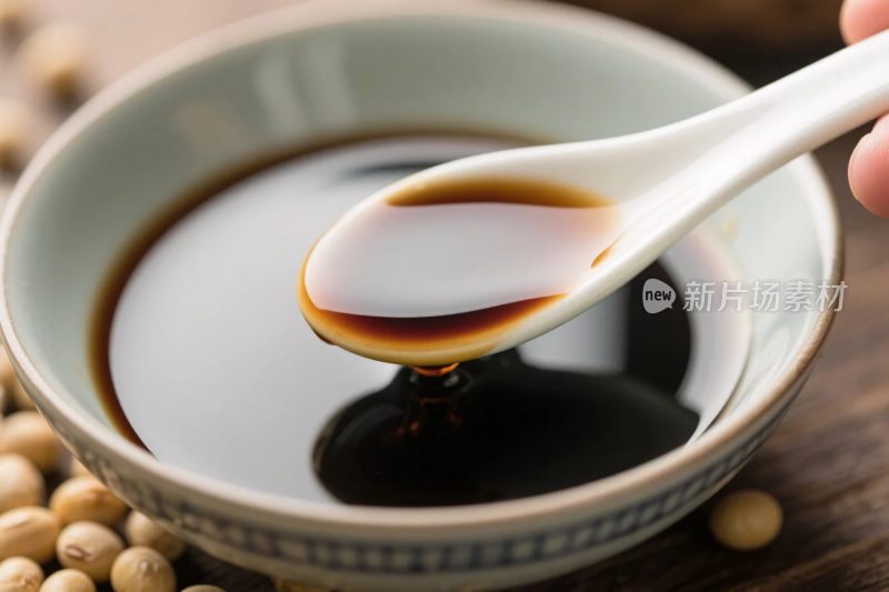 酱油勺舀特写画面