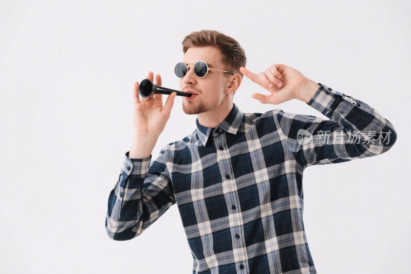 男子演奏乐器画面