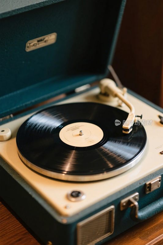 复古唱片机与黑胶唱片