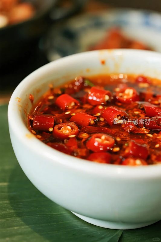 一碗红彤彤的香辣辣椒酱