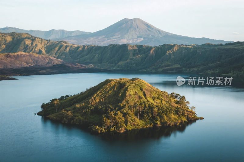 湖心岛山水风光图