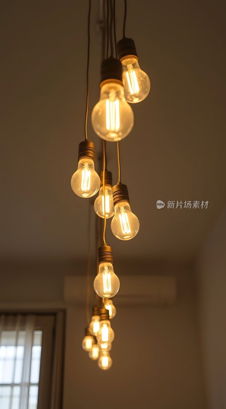 悬挂灯泡的艺术装置