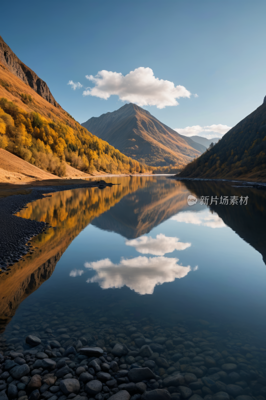 平静的水面高清风景自然风光图片