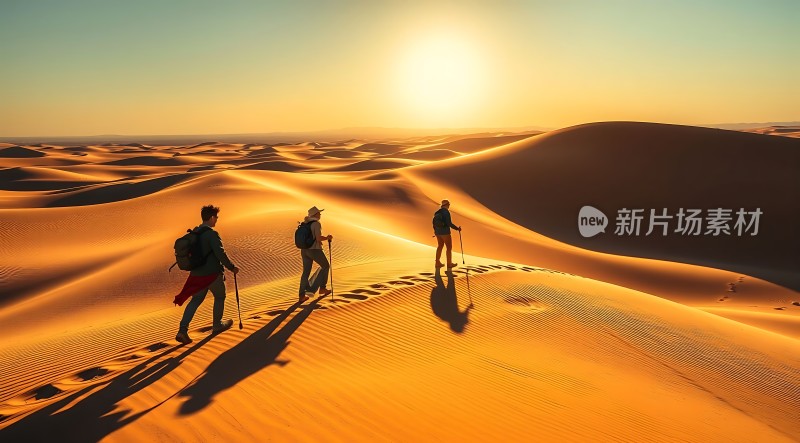 三人沙漠探险日落下的金色沙丘之旅
