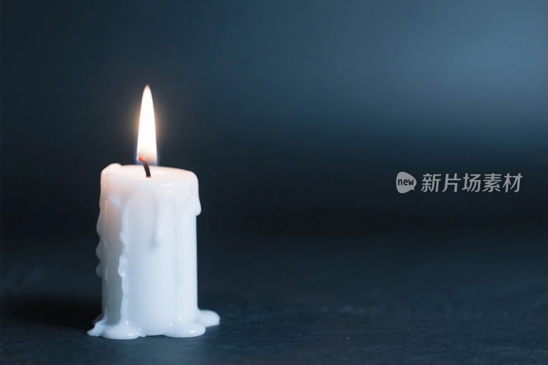 燃烧的白色蜡烛