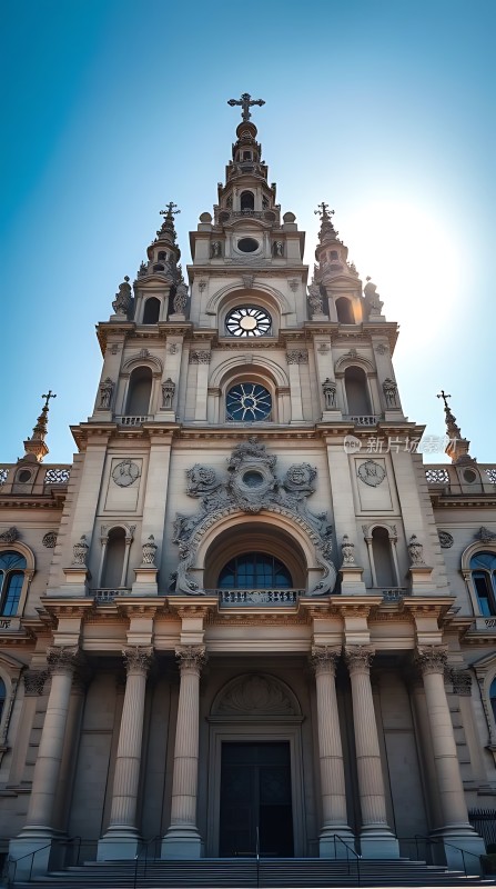 阳光下的宏伟教堂