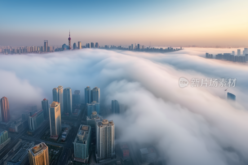 云中城市的壮丽景色一架飞机飞过云中风景