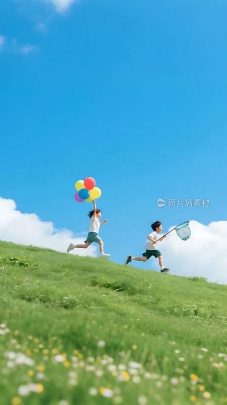 蓝天白云下两个小孩在草地上奔跑一个拿着气球另一个拿着网子