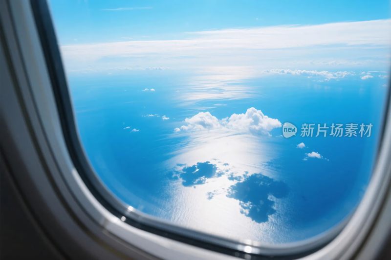 飞机窗外的云海蓝天景色