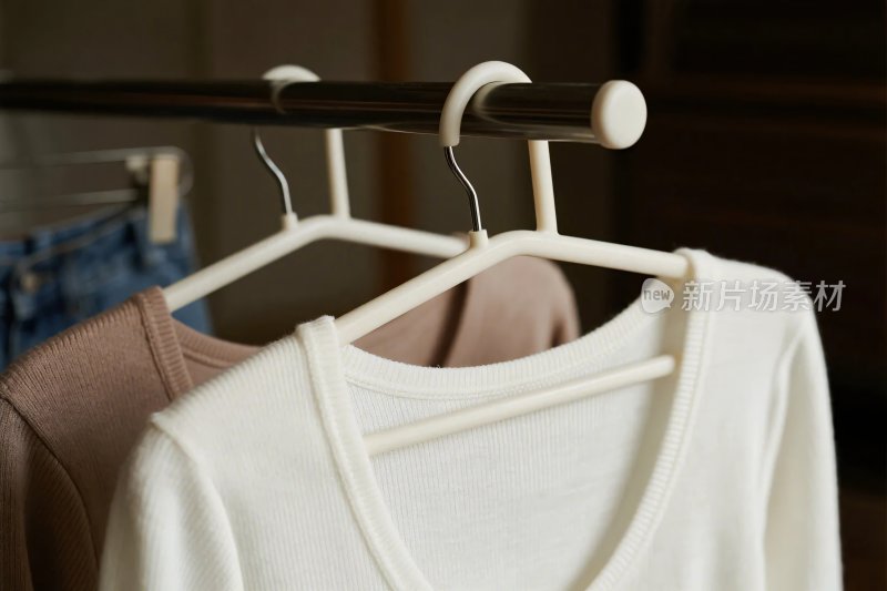 衣架与衣物展示图