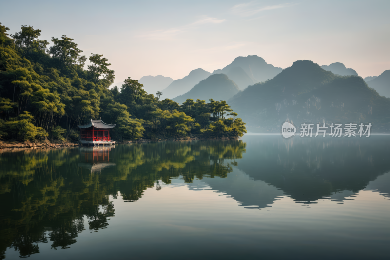 湖岸上一座红色的小建筑高清风景图片