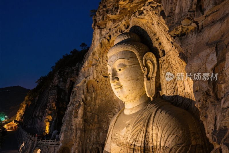 石窟佛像夜景