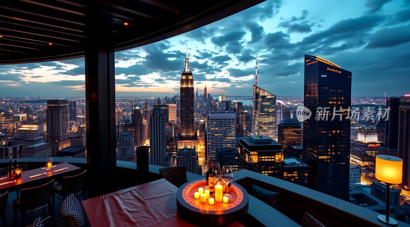 城市夜景下的浪漫晚餐