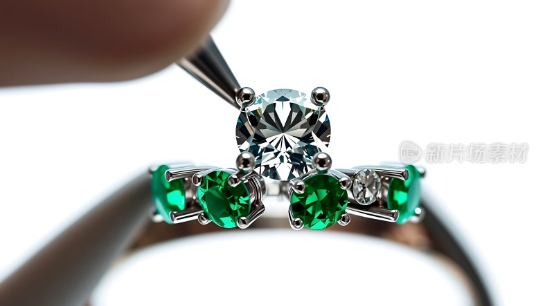 璀璨钻戒闪耀光芒翠绿宝石点缀其间