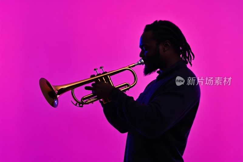 吹小号的男子剪影