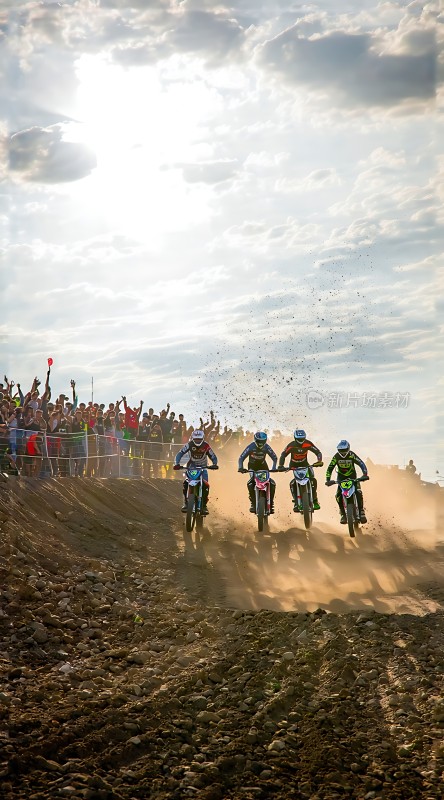 摩托车手竞速赛观众欢呼