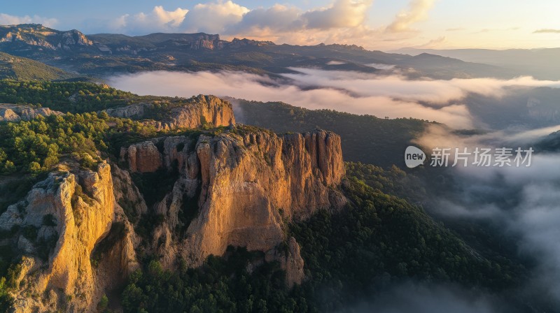 云雾缭绕的山峰