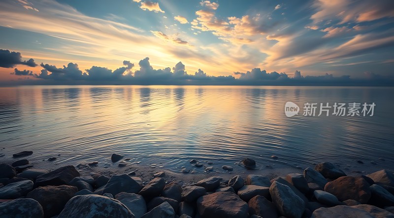 日落湖畔云霞映波光