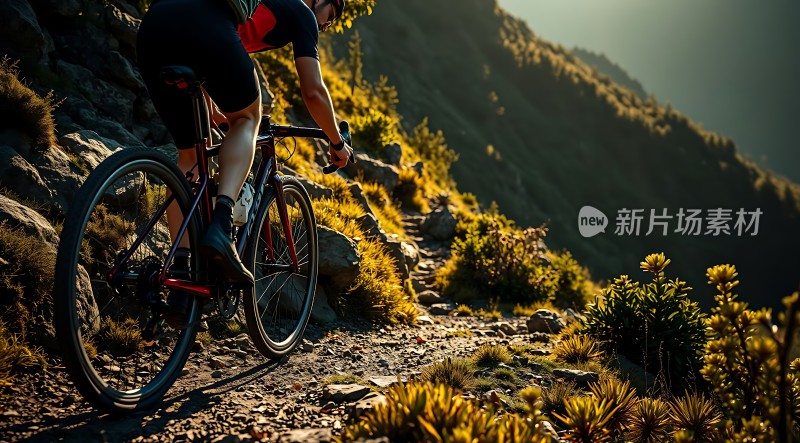 骑行者穿越山间小径