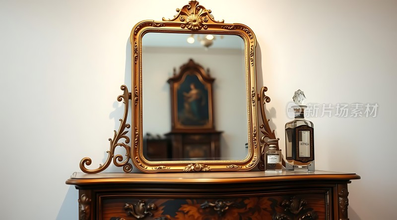 古董梳妆台上的精致镜子与香水