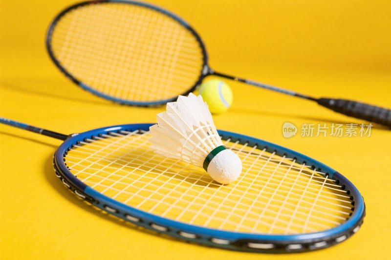 羽毛球拍与羽毛球静物图