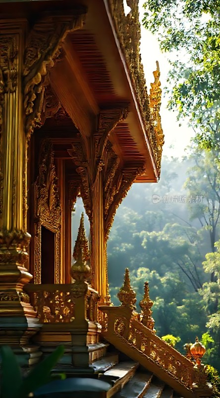 金碧辉煌的建筑与自然风光相映成趣