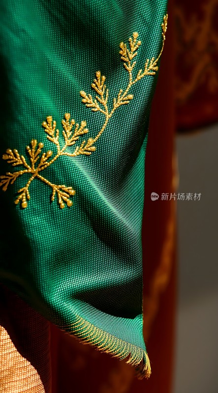金线绣花绿布料细节特写