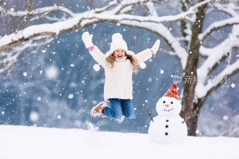 雪地中女孩玩雪人