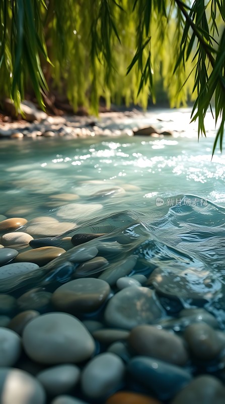 碧波轻拂石滩翠柳垂影