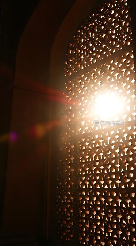 阳光透过镂空窗洒下光影斑驳