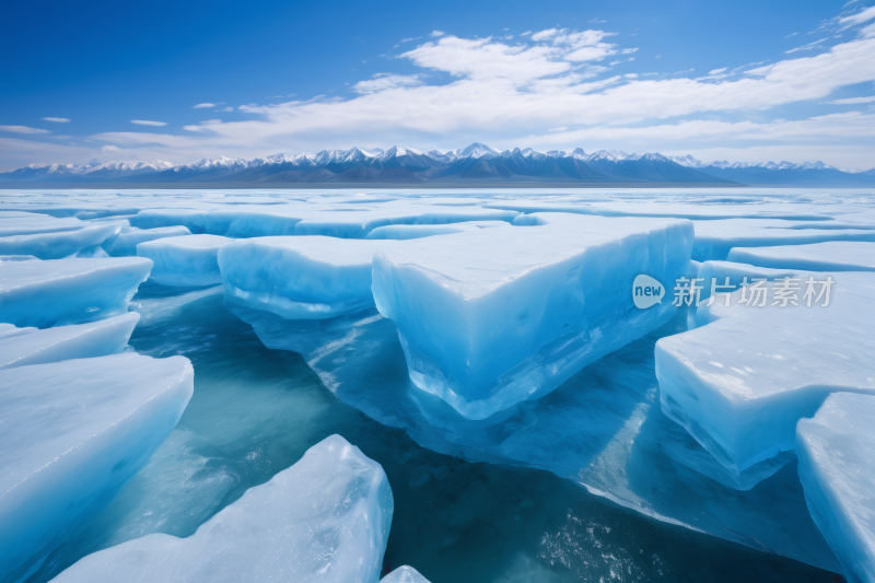 冰山漂浮在水中山脉高清图片