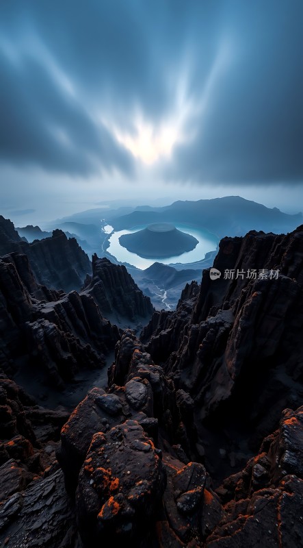 日出奇景映照神秘湖泊