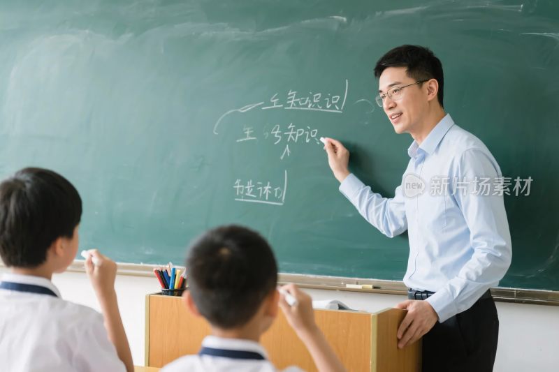 教师课堂授课场景