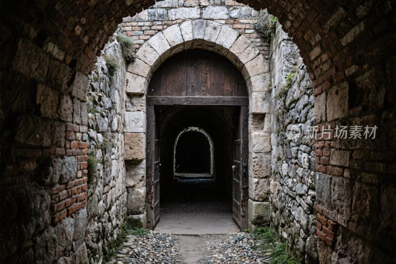 古老石门历史遗迹场景