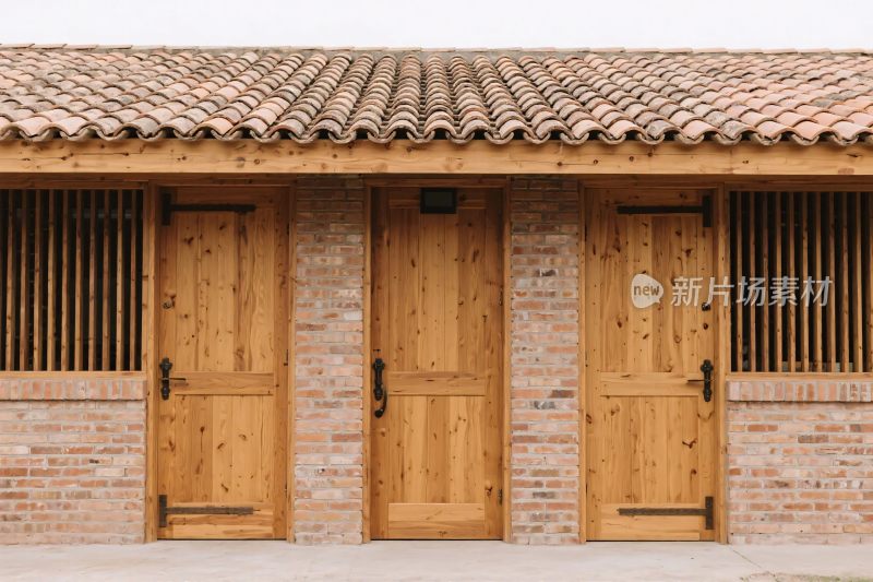 砖墙木门建筑外景