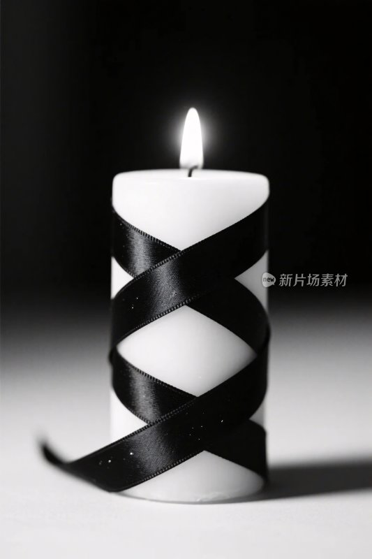 缠绕黑丝带的燃烧蜡烛