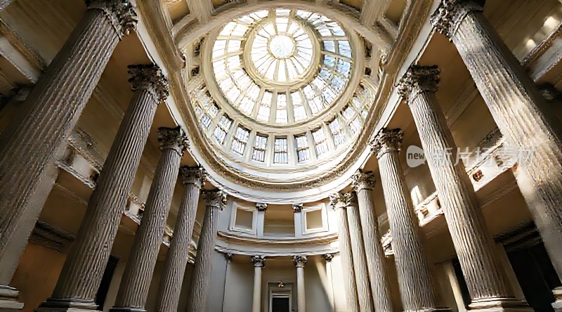 阳光下的宏伟建筑