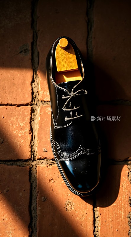 黑色皮鞋映衬阳光下的砖块路面