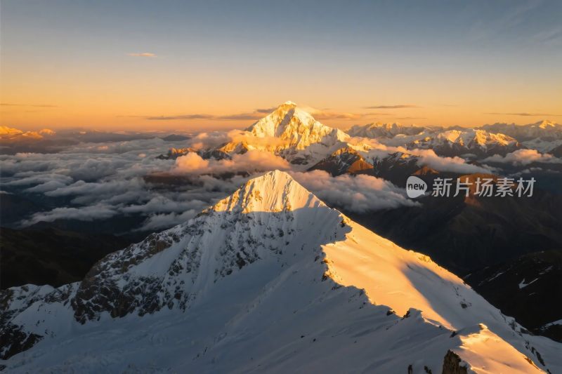 雪山云海风景图