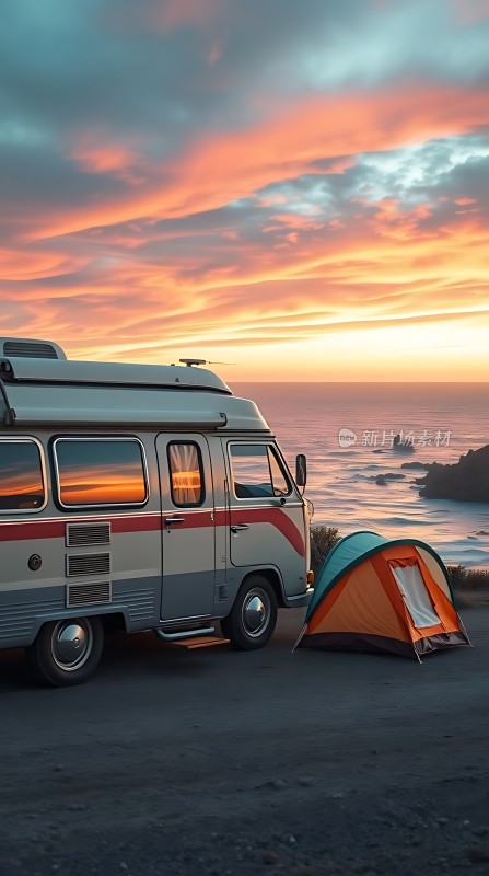 日落下的露营车与帐篷