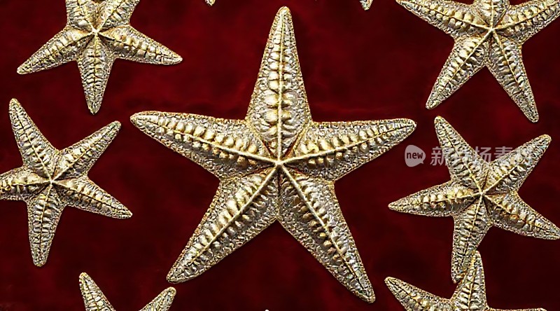 金色五角星闪耀在红色背景上