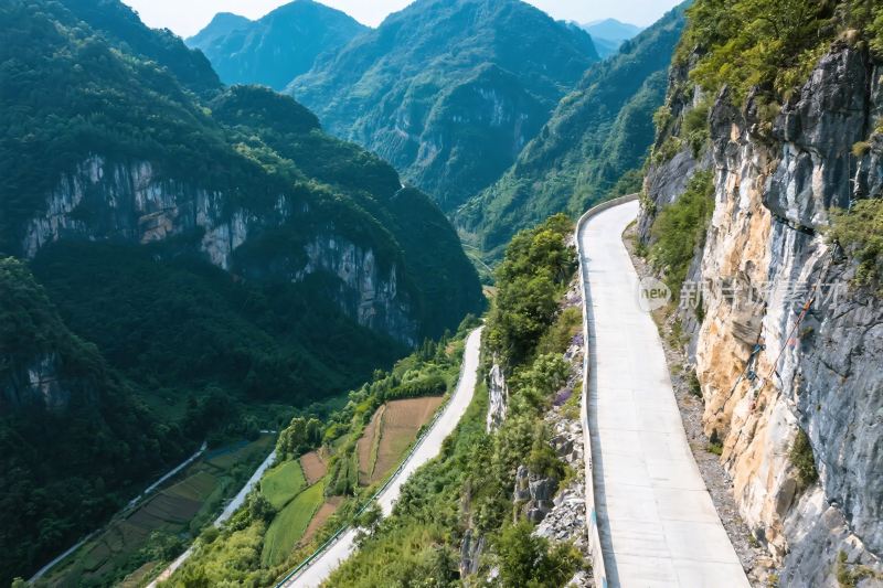 山间蜿蜒公路风景