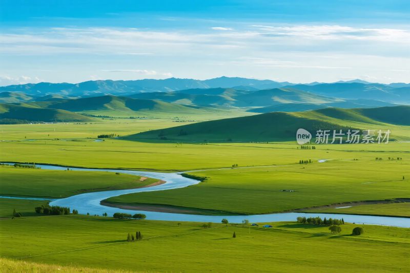 草原河流与远山风景图