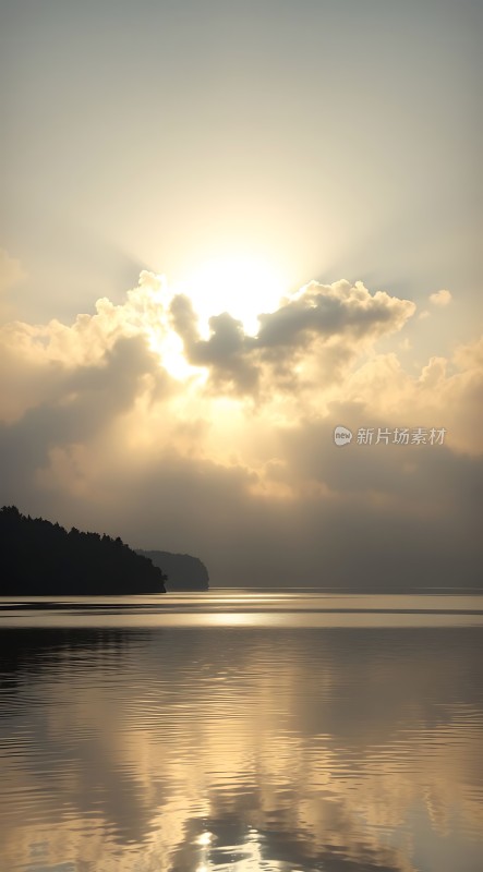 湖畔晨曦映云霞