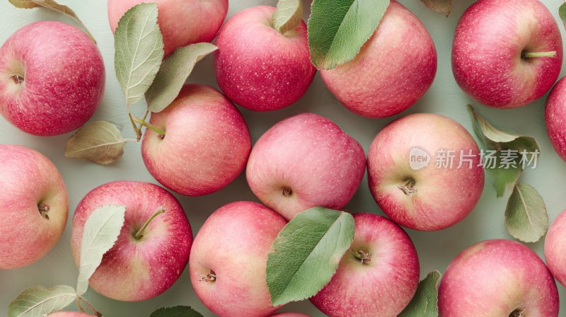 鲜润红苹果与绿叶静物图