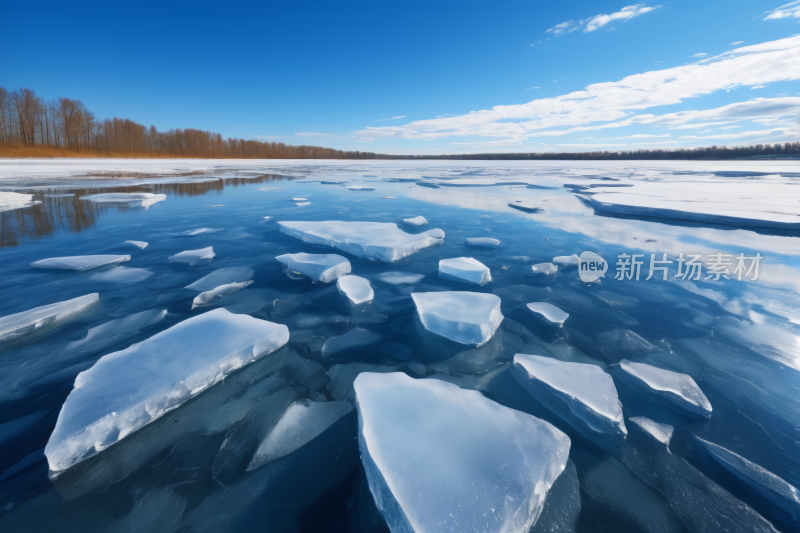 浮冰漂浮在湖水上高清图片