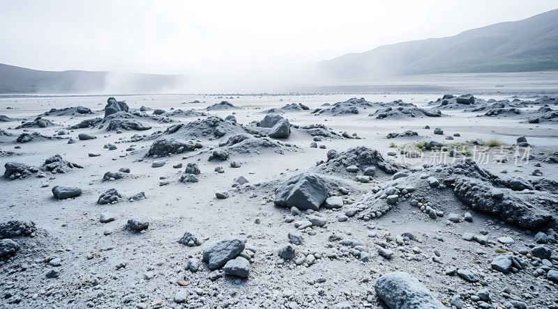 冰封大地雾气缭绕山峦隐现