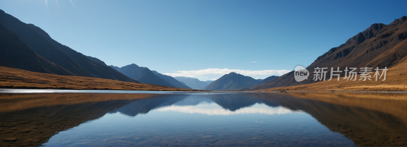 山倒映在山谷中央的湖水中高清风景横幅图片