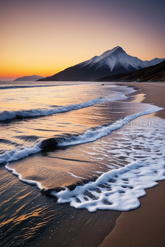 山上一股海浪涌入岸边高清风景图片